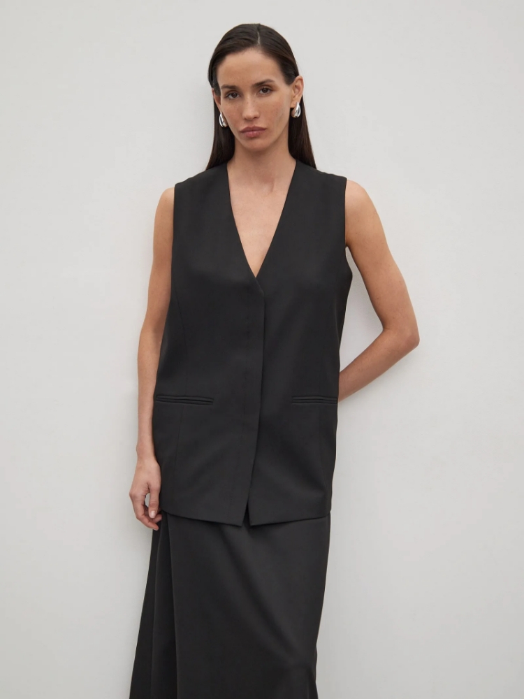 Жилет прямого кроя ,
60% вискоза, 37% полиэстер, 3% эластан ,