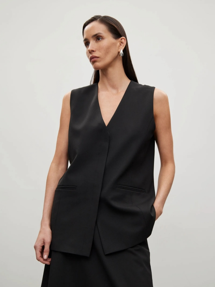 Жилет прямого кроя ,
60% вискоза, 37% полиэстер, 3% эластан ,