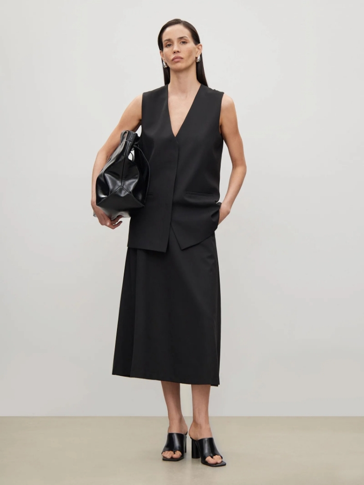 Жилет прямого кроя ,
60% вискоза, 37% полиэстер, 3% эластан ,