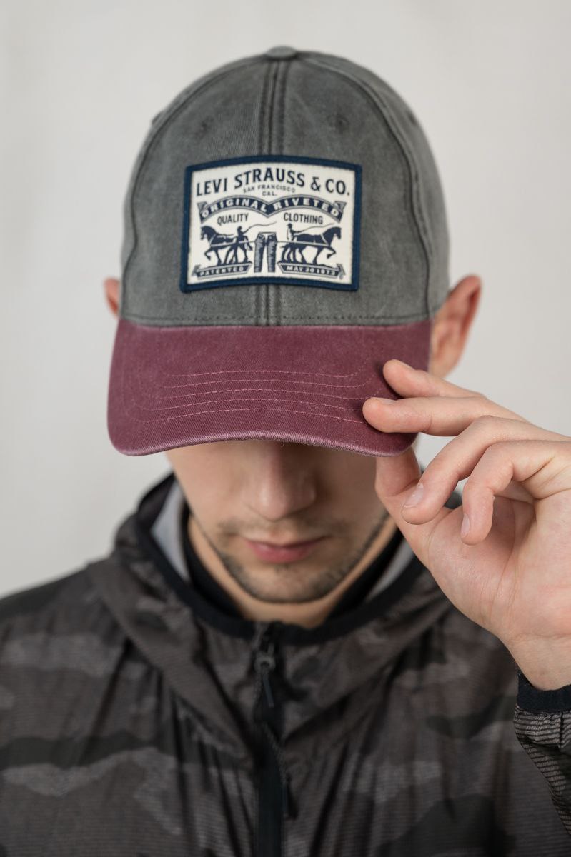 Бейсболка мужская джинсовая с логотипом LEVIS???? Модель арт. 30103349/Л Размер: 57-59, регулируется застежкой металлической Состав: 100% хлопок Глубина - 15 см, длина козырька 7 см. В козырьке пластик. Цвета: серый+бордовый, ярко-синий+бордовый