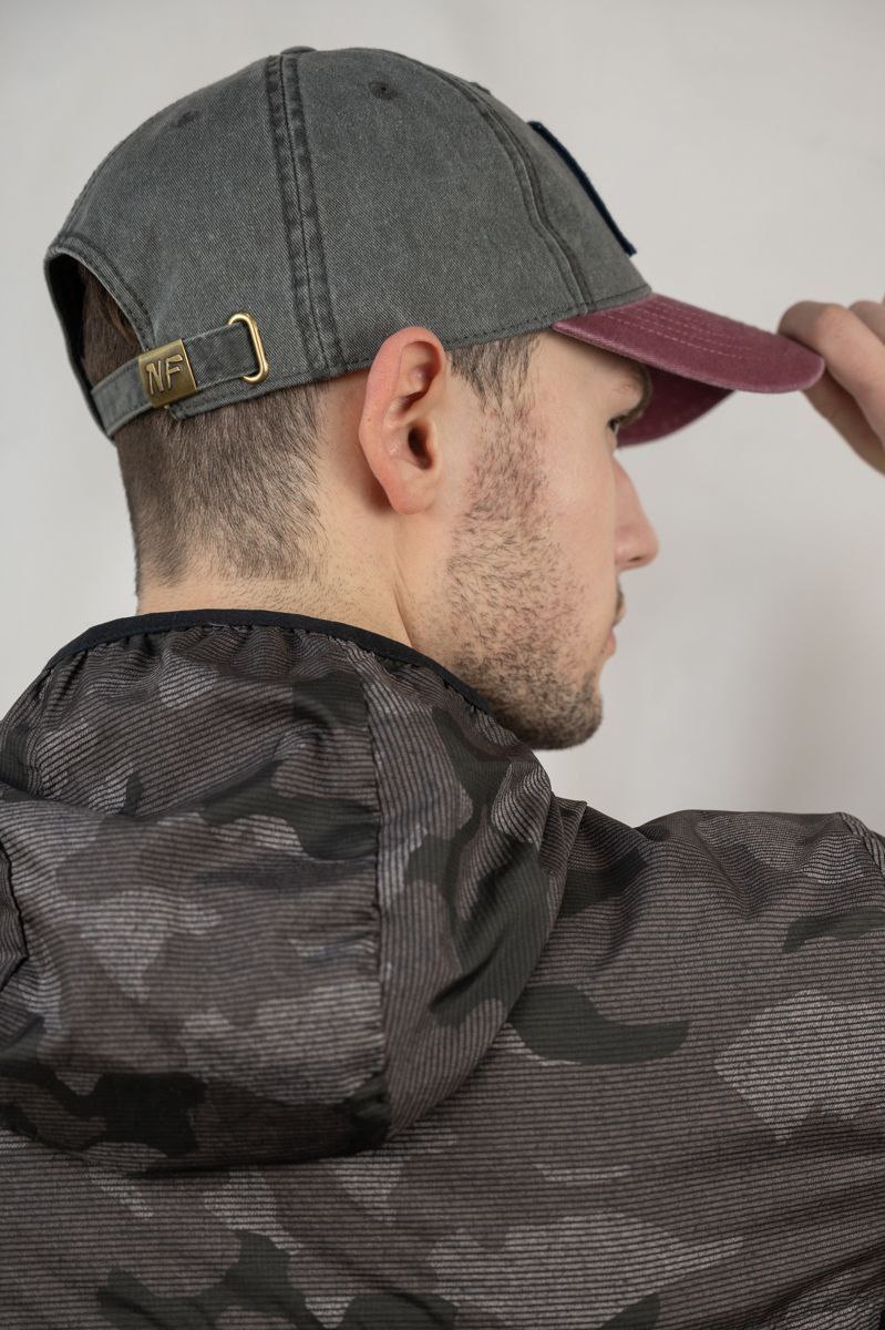 Бейсболка мужская джинсовая с логотипом LEVIS???? Модель арт. 30103349/Л Размер: 57-59, регулируется застежкой металлической Состав: 100% хлопок Глубина - 15 см, длина козырька 7 см. В козырьке пластик. Цвета: серый+бордовый, ярко-синий+бордовый