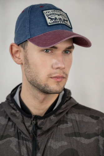 Бейсболка мужская джинсовая с логотипом LEVIS???? Модель арт. 30103349/Л  Размер: 57-59, регулируется застежкой металлической Состав: 100% хлопок Глубина - 15 см, длина козырька 7 см. В козырьке пластик.  Цвета: серый+бордовый, ярко-синий+бордовый