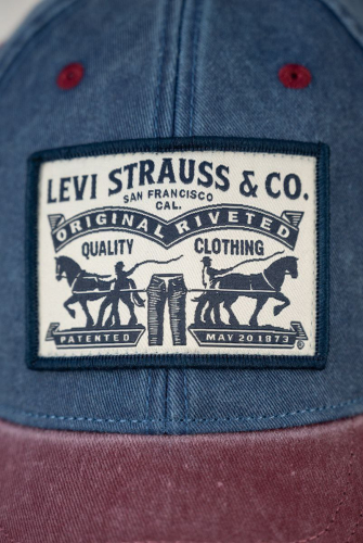 Бейсболка мужская джинсовая с логотипом LEVIS???? Модель арт. 30103349/Л  Размер: 57-59, регулируется застежкой металлической Состав: 100% хлопок Глубина - 15 см, длина козырька 7 см. В козырьке пластик.  Цвета: серый+бордовый, ярко-синий+бордовый