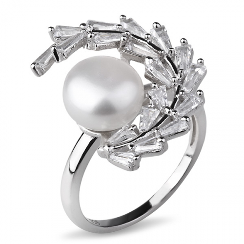 Серебряное кольцо  с жемчугом и фианитами