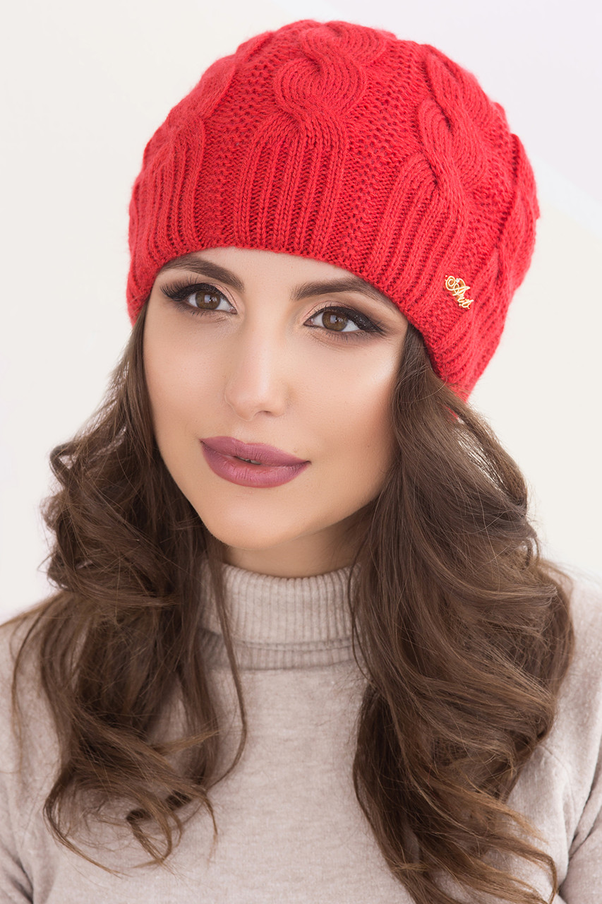 Красная вязаная шапка женская