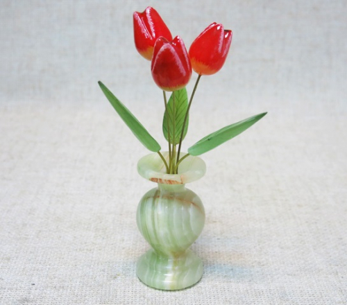 Настольный сувенир Ваза с тюльпанами 3 цветка, селенит/оникс, А