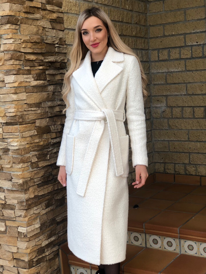 Белое пальто из букле