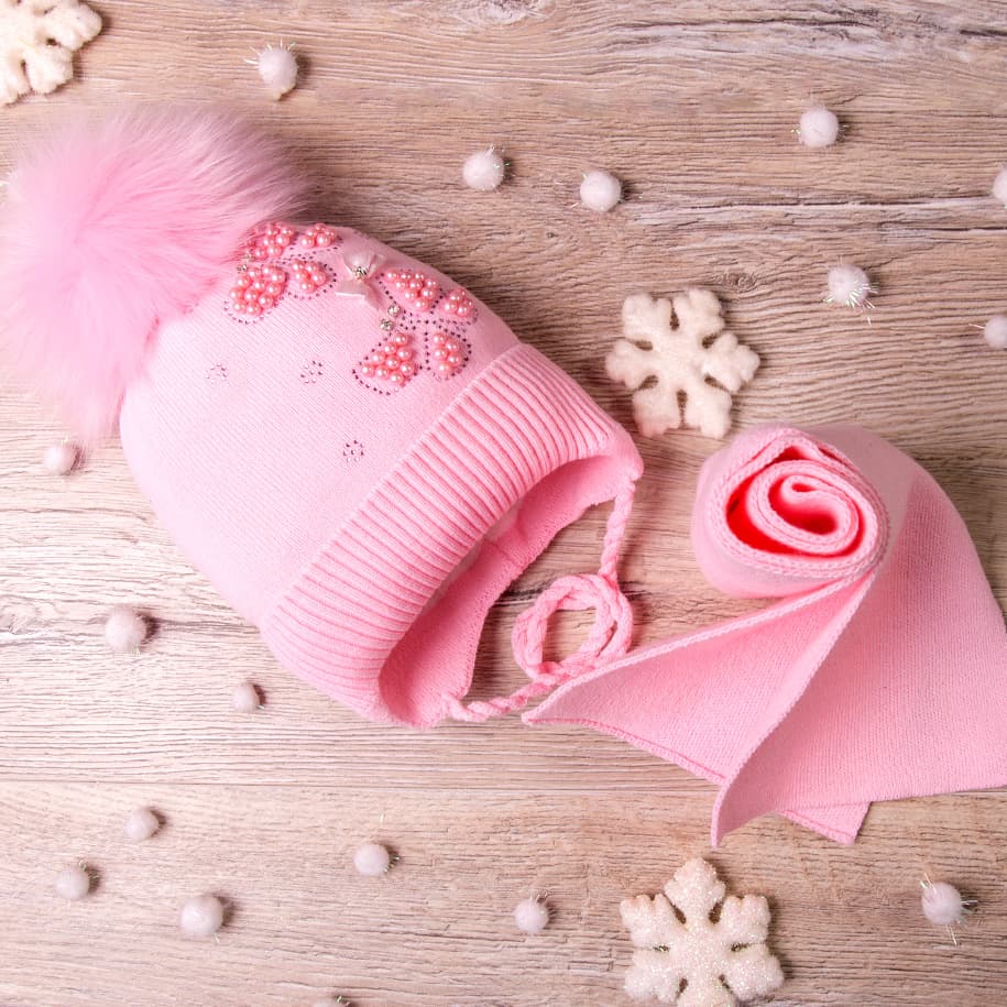 Детский розовый шарфик с помпонами. Вязаные шапочки розовые. Шапка-шлем для девочки с помпонами и стразами. Шапка шлем с помпонами для девочки. Шапка и шарф розовые