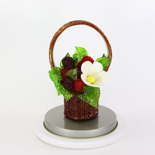 СКИДКА! Карамельная корзинка с цветочно- белыми ромашками и ягодами в тубе
