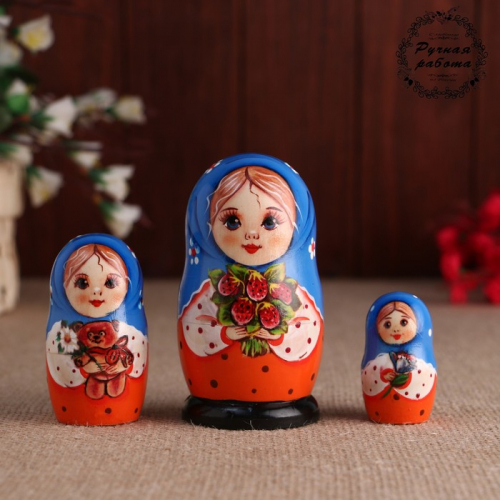 Матрёшка «Мила с букетом земляники», 3 кукольная, 11 см