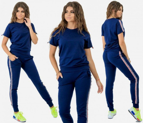 Костюм женский спортивный: футболка и штаны
