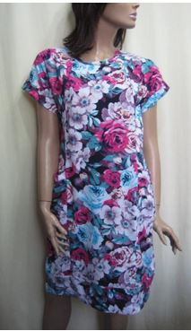 Хлопчато-бумажное платье с разными розами малинового оттенка. 100-15-00-82