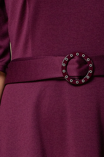 Бордовое платье с поясом и пряжкой