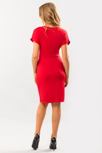 Красное платье с пряжкой