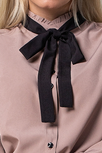 Темно-бежевая блузка с черным галстуком