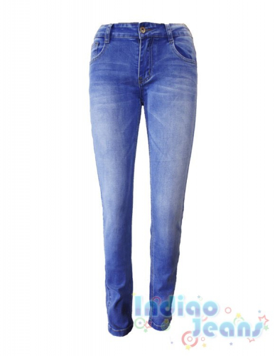 Голубые джинсы модной варки с принтом на заднем кармане