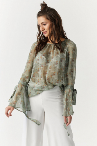 Блузка шифоновая прозрачная с цветочным принтом на зеленом