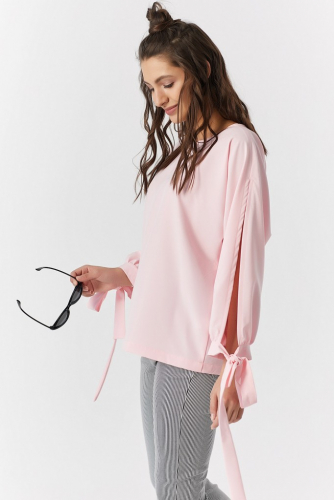 Блузка летняя с разрезами на рукавах розовая