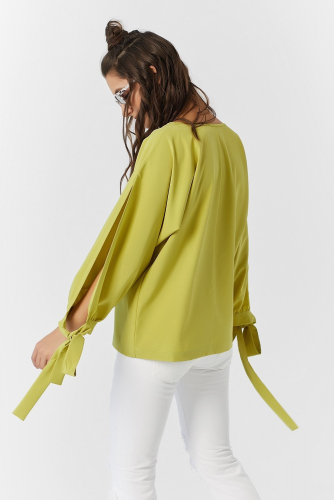 Блузка летняя с разрезами на рукавах зеленая