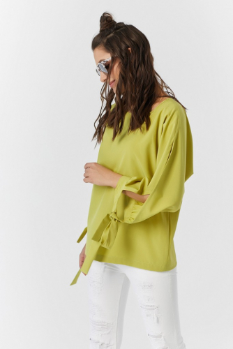 Блузка летняя с разрезами на рукавах зеленая