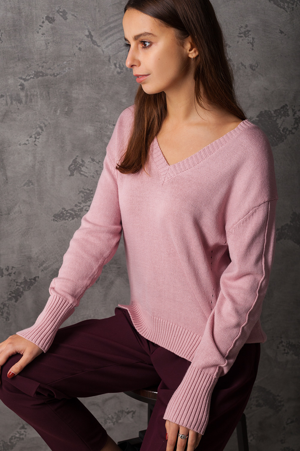 Удлиненный зеленый свитер. Кроп свитер оверсайз. Объемные свитера женские. Джемпер светло коричневый. Свитер женский.