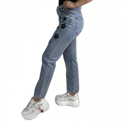 Укороченные женские джинсы - классная молодежная модель с эффектной контрастной аппликацией №241