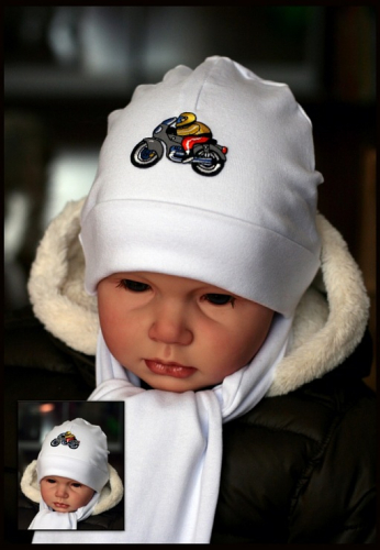 Шапочка для мальчика белая с мотоциклом