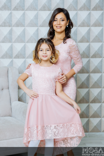 Нарядные платья в одном стиле для мамы и дочки 