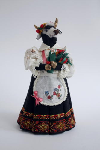 Кукла сувенирная набивная. Корова в шляпе с букетом цветов