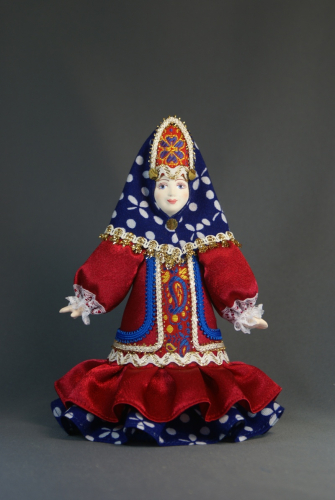 Кукла сувенирная фарфоровая в традиционном костюме. Россия.