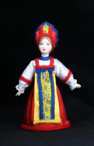 Кукла сувенирная фарфоровая. Девичий праздничный костюм.