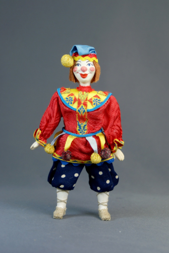 Кукла-подвеска сувенирная фарфоровая. Скоморох в традиционном костюме.