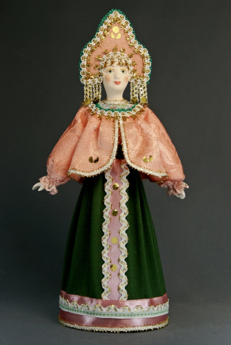 Кукла сувенирная фарфоровая. Девушка в праздничном костюме.
