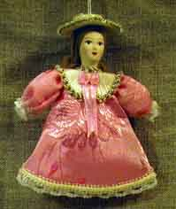 Кукла-подвеска сувенирная фарфоровая. Девушка в летнем платье и шляпке.
