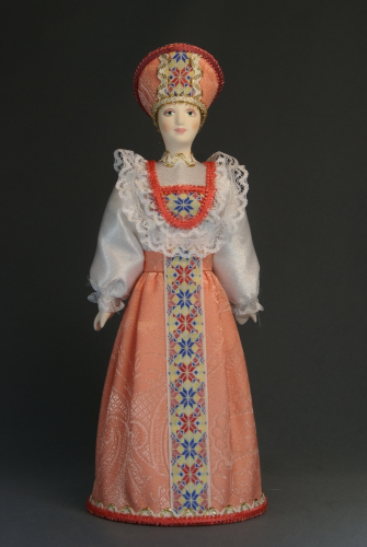 Кукла сувенирная фарфоровая. Традиционный девичий костюм.