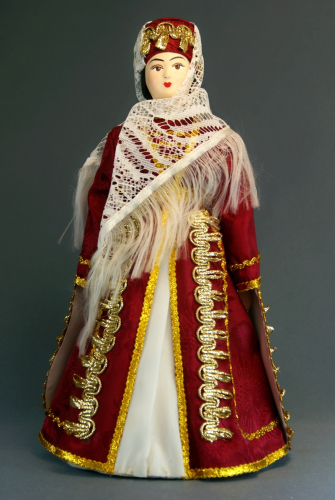 Кукла сувенирная фарфоровая. Кабардинский девичий праздничный костюм.