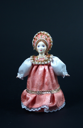 Кукла сувенирная фарфоровая. Девушка в традиционной летней одежде.
