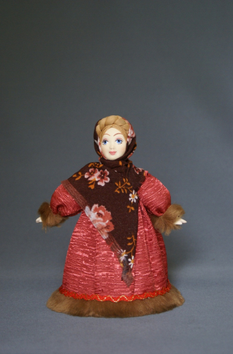 Кукла сувенирная фарфоровая. Горожанка в зимнем костюме.