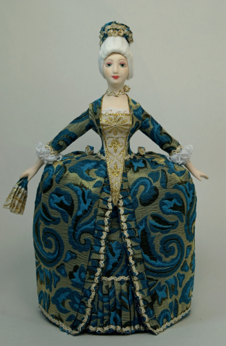 Кукла сувенирная фарфоровая. Дама в светском костюме эпохи рококо с веером.