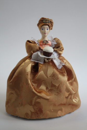 Кукла сувенирная фарфоровая. Купчиха с хлебом-солью. Кукла на чайник.