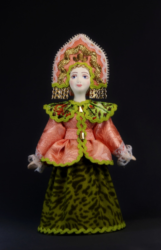 Кукла сувенирная фарфоровая. Женский традиционный зимний костюм.