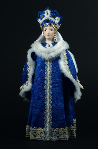 Кукла сувенирная фарфоровая. Боярышня в традиционном зимнем костюме.