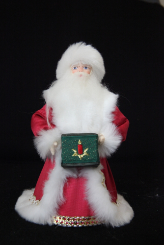 Кукла сувенирная фарфоровая. Дед Мороз с подарком. Сказочный персонаж.