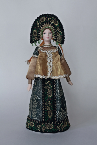 Кукла сувенирная фарфоровая. Девушка в праздничном традиционном костюме.
