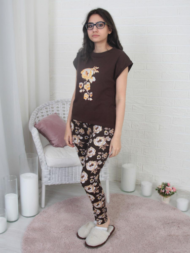 Домашняя женская 50318 футболка Liza Volkova коричневого цвета с пионами
