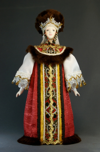 Кукла сувенирная фарфоровая. Праздничное княжеское облачение с меховой опушкой.