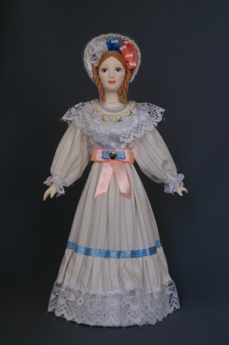 Кукла сувенирная фарфоровая. Летний прогулочный костюм. 1830-е г. Петербург. Европейская мода.