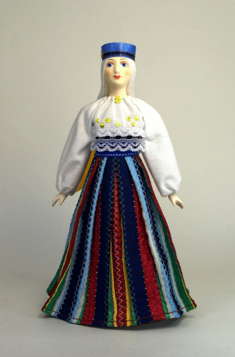 Девушка в национальном эстонском костюме.