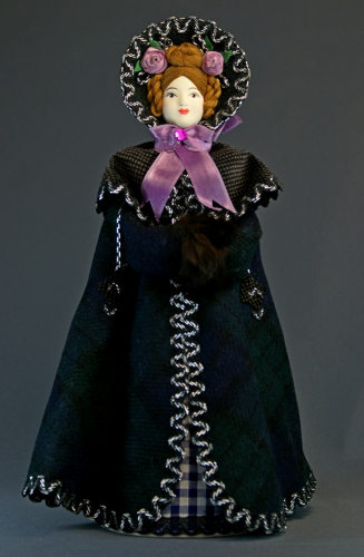 Кукла сувенирная фарфоровая. Дама в крылатке. 1830-е г. Петербург.