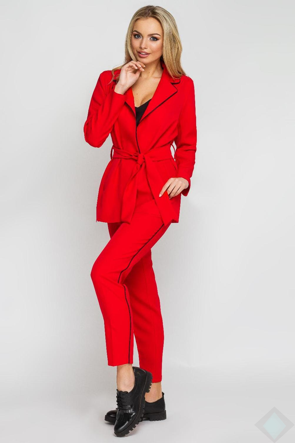 Красный классический брючный костюм женский